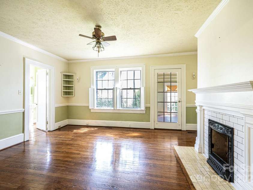 1010 College Avenue, Lenoir, NC 28645.  MLS# CAR4274610, YatesRealty ID 22052. 