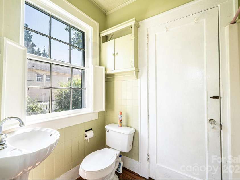 1010 College Avenue, Lenoir, NC 28645.  MLS# CAR4274610, YatesRealty ID 22052. 