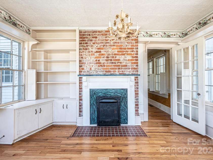 1010 College Avenue, Lenoir, NC 28645.  MLS# CAR4274610, YatesRealty ID 22052. 