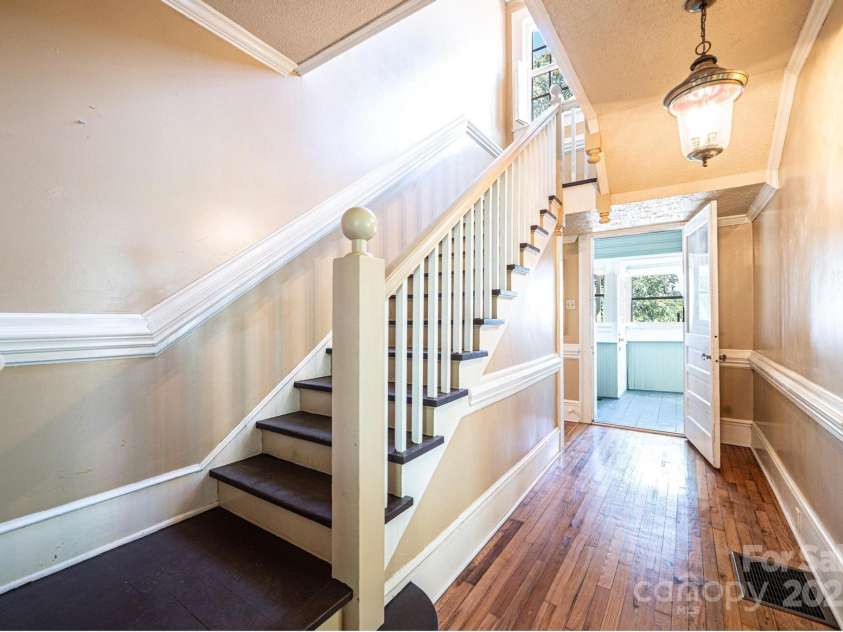 1010 College Avenue, Lenoir, NC 28645.  MLS# CAR4274610, YatesRealty ID 22052. 