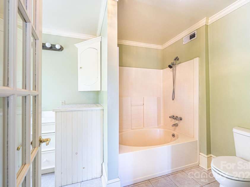 1010 College Avenue, Lenoir, NC 28645.  MLS# CAR4274610, YatesRealty ID 22052. 