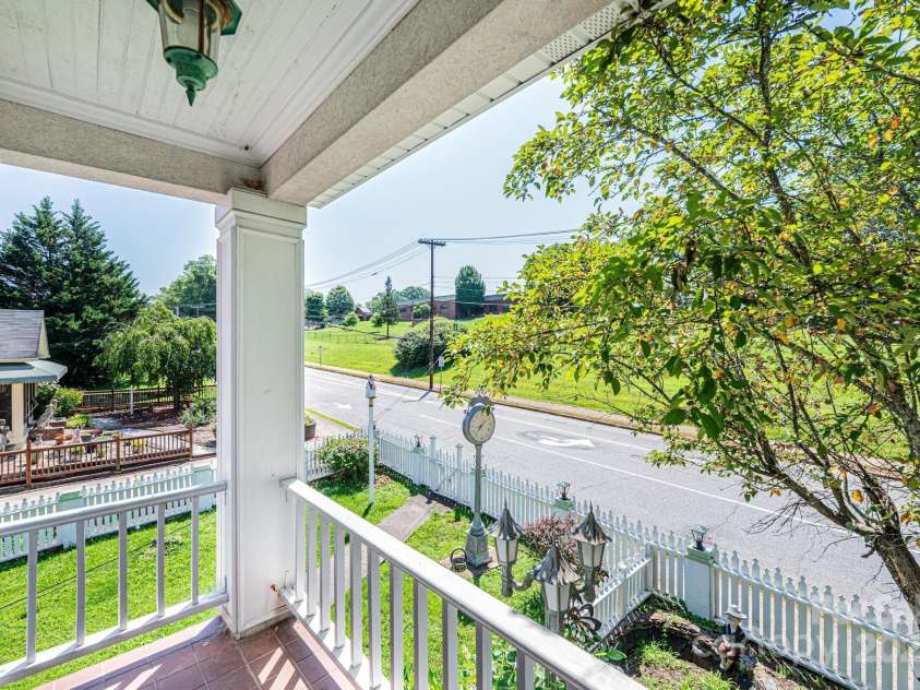 1010 College Avenue, Lenoir, NC 28645.  MLS# CAR4274610, YatesRealty ID 22052. 