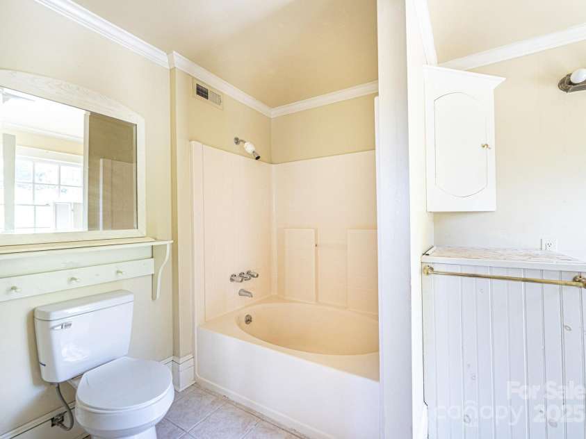 1010 College Avenue, Lenoir, NC 28645.  MLS# CAR4274610, YatesRealty ID 22052. 