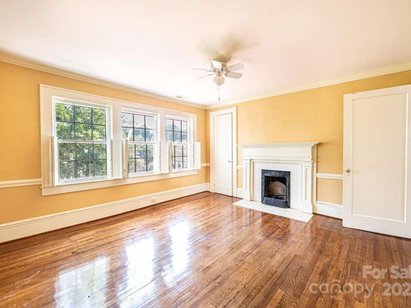 1010 College Avenue, Lenoir, NC 28645.  MLS# CAR4274610, YatesRealty ID 22052. 