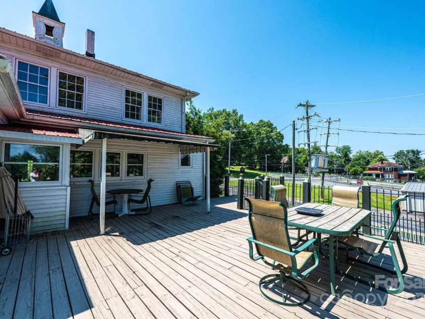 1010 College Avenue, Lenoir, NC 28645.  MLS# CAR4274610, YatesRealty ID 22052. 