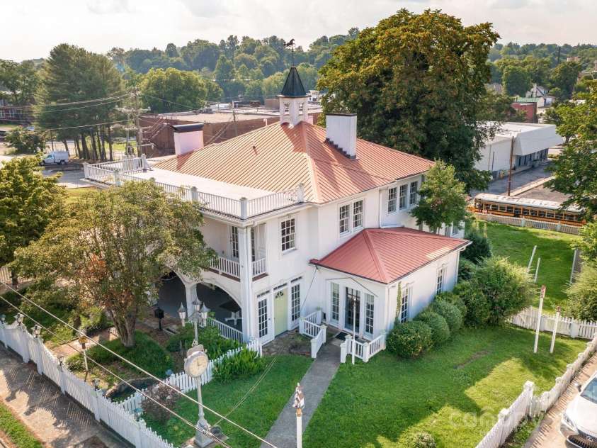 1010 College Avenue, Lenoir, NC 28645.  MLS# CAR4274610, YatesRealty ID 22052. 