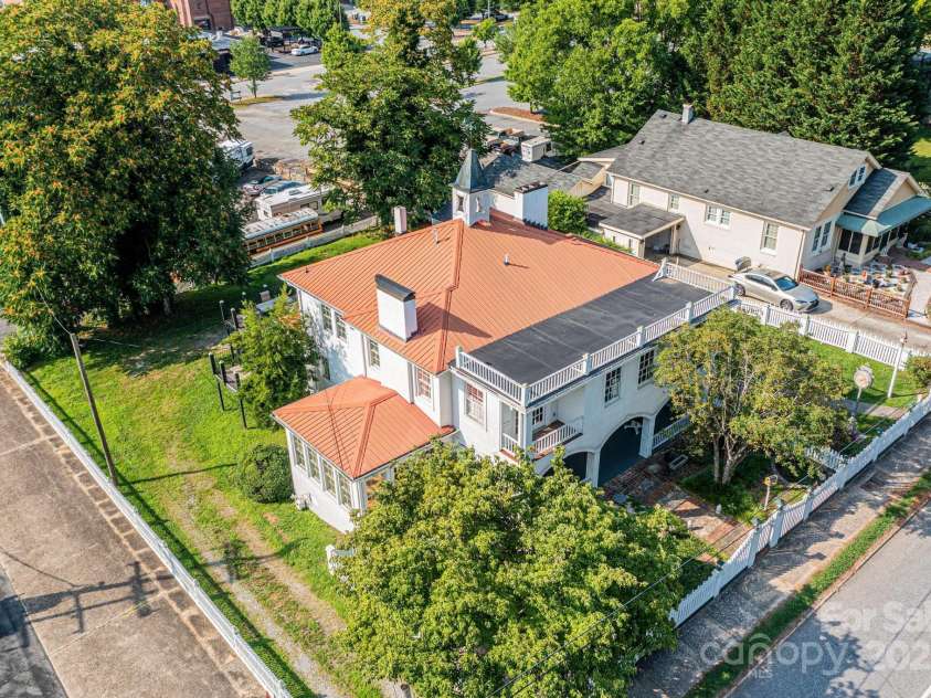 1010 College Avenue, Lenoir, NC 28645.  MLS# CAR4274610, YatesRealty ID 22052. 