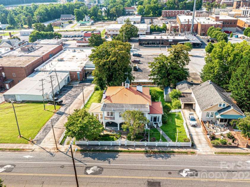 1010 College Avenue, Lenoir, NC 28645.  MLS# CAR4274610, YatesRealty ID 22052. 