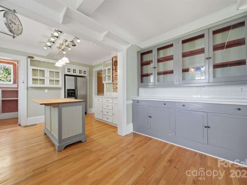 1010 College Avenue, Lenoir, NC 28645.  MLS# CAR4322808, YatesRealty ID 22052. 