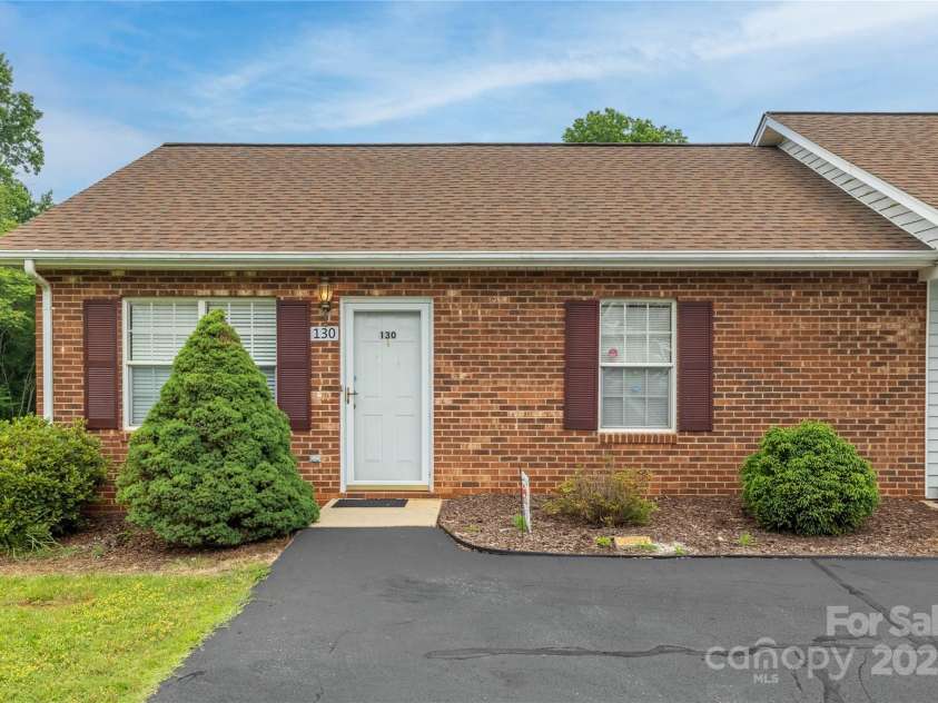 130 24th Street, Hickory, NC 28601.  MLS# CAR4269301, YatesRealty ID 22053. 