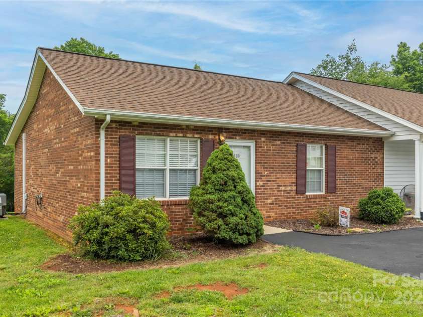 130 24th Street, Hickory, NC 28601.  MLS# CAR4269301, YatesRealty ID 22053. 