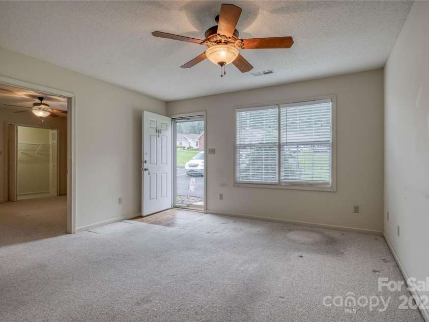 130 24th Street, Hickory, NC 28601.  MLS# CAR4269301, YatesRealty ID 22053. 
