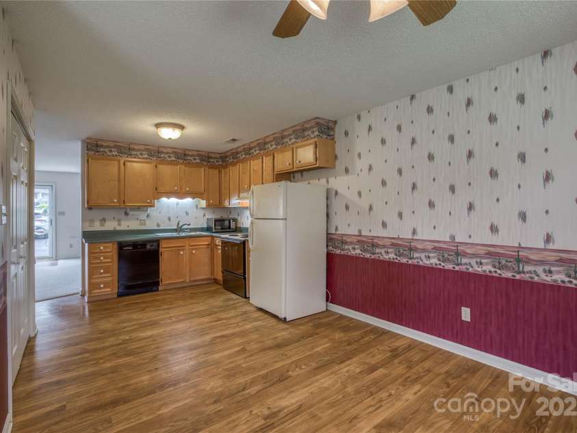 130 24th Street, Hickory, NC 28601.  MLS# CAR4269301, YatesRealty ID 22053. 