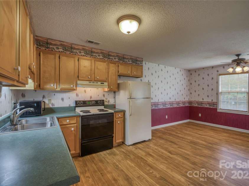 130 24th Street, Hickory, NC 28601.  MLS# CAR4269301, YatesRealty ID 22053. 