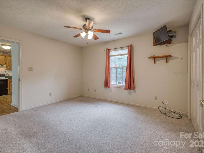 130 24th Street, Hickory, NC 28601.  MLS# CAR4269301, YatesRealty ID 22053. 
