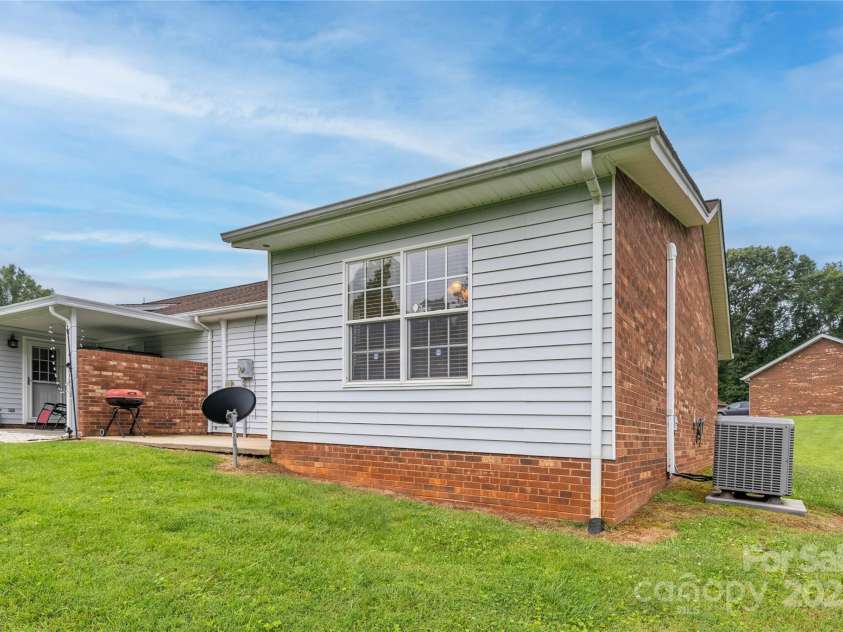 130 24th Street, Hickory, NC 28601.  MLS# CAR4269301, YatesRealty ID 22053. 