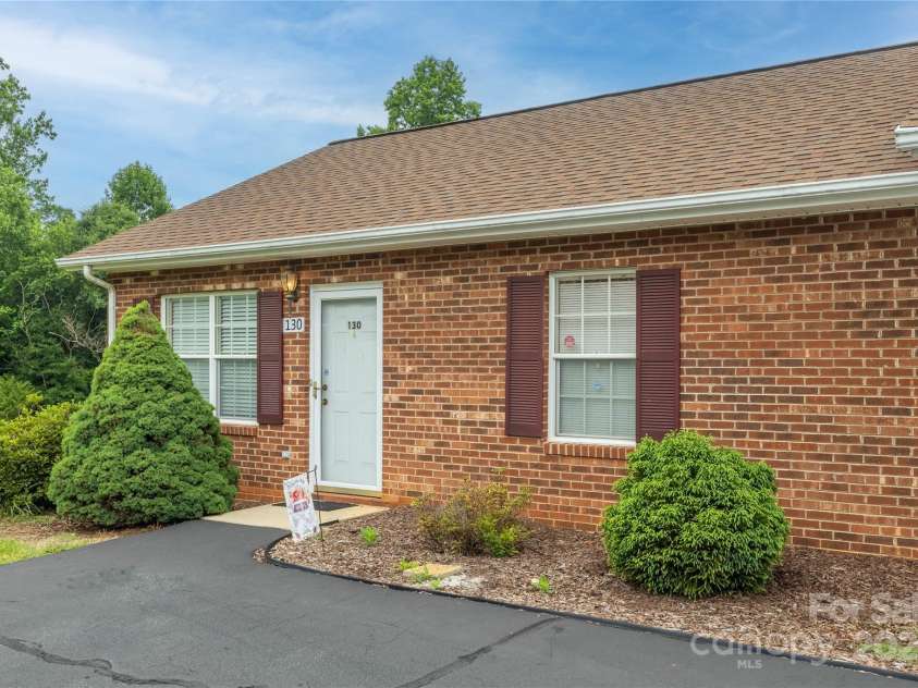 130 24th Street, Hickory, NC 28601.  MLS# CAR4269301, YatesRealty ID 22053. 