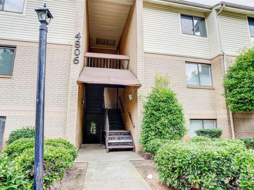 4806 Spring Lake Drive, Charlotte, NC 28212.  MLS# CAR4270861, YatesRealty ID 22056. 