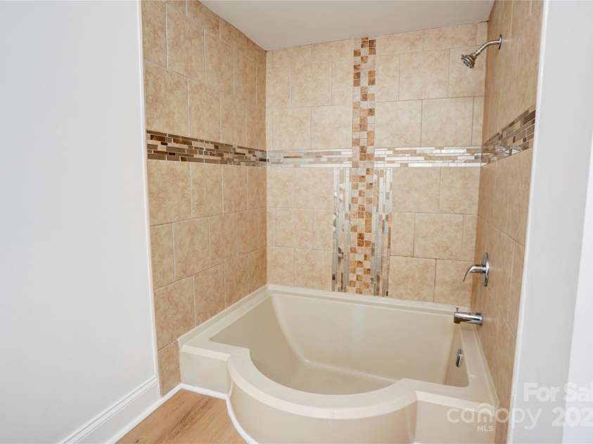4806 Spring Lake Drive, Charlotte, NC 28212.  MLS# CAR4270861, YatesRealty ID 22056. 
