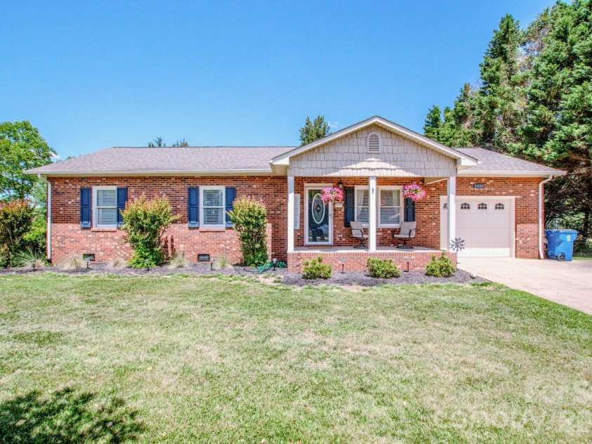 2426 Ashford Drive, Newton, NC 28658.  MLS# CAR4382287, YatesRealty ID 22057. 