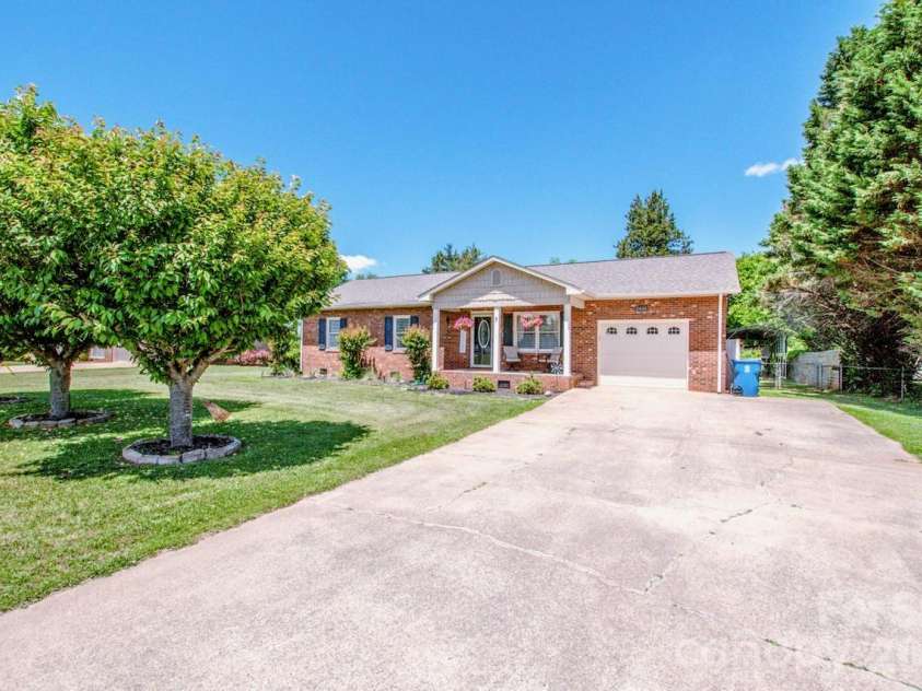 2426 Ashford Drive, Newton, NC 28658.  MLS# CAR4382287, YatesRealty ID 22057. 