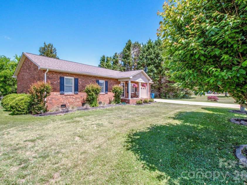 2426 Ashford Drive, Newton, NC 28658.  MLS# CAR4382287, YatesRealty ID 22057. 