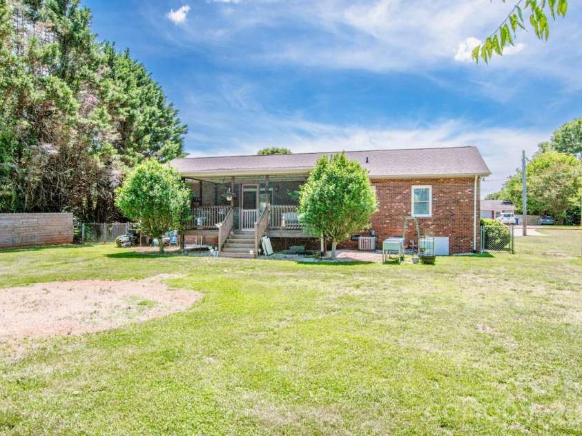 2426 Ashford Drive, Newton, NC 28658.  MLS# CAR4382287, YatesRealty ID 22057. 