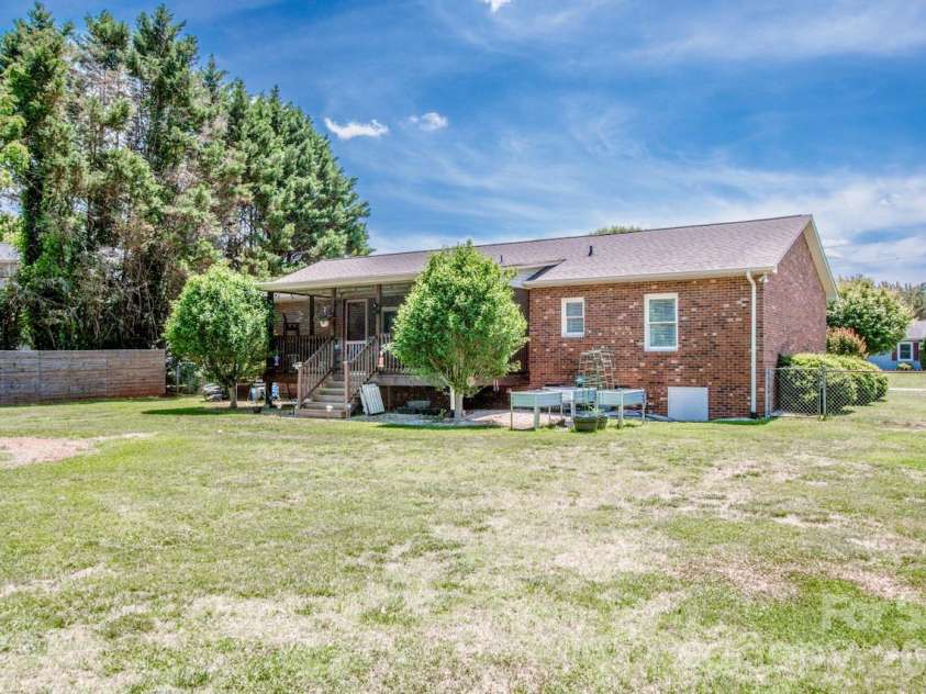 2426 Ashford Drive, Newton, NC 28658.  MLS# CAR4382287, YatesRealty ID 22057. 