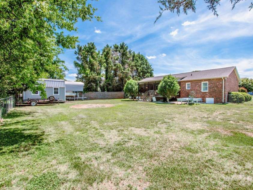 2426 Ashford Drive, Newton, NC 28658.  MLS# CAR4382287, YatesRealty ID 22057. 