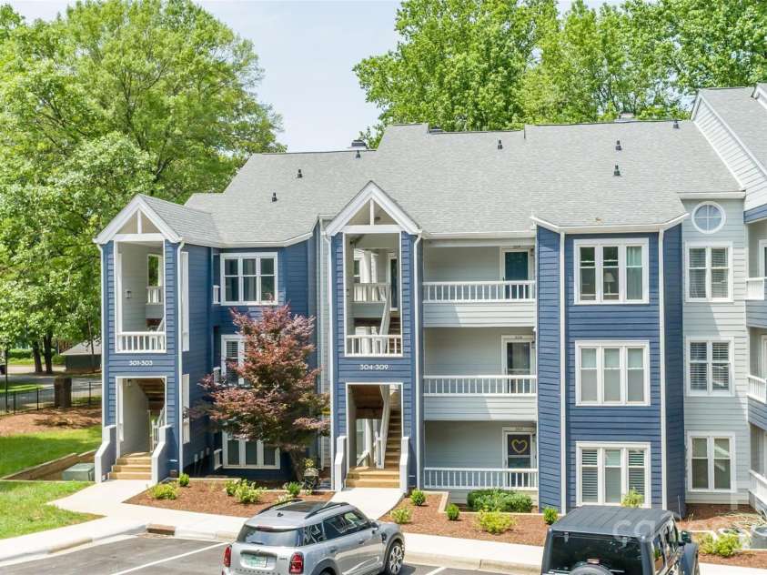302 Northwest Drive, Davidson, NC 28036.  MLS# CAR4261472, YatesRealty ID 22057. 