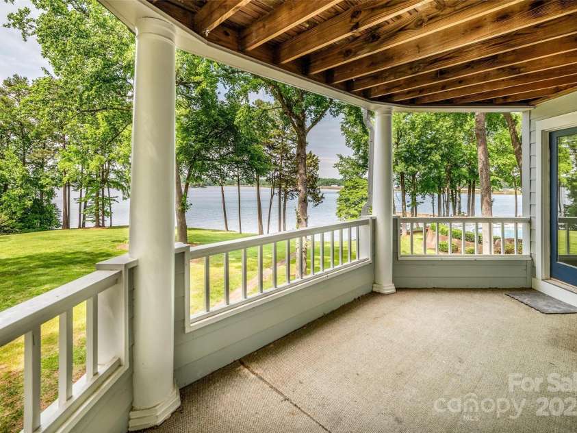 302 Northwest Drive, Davidson, NC 28036.  MLS# CAR4261472, YatesRealty ID 22057. 