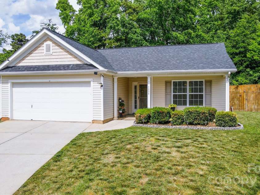 6808 Squirrels Foot Court, Charlotte, NC 28217.  MLS# CAR4252692, YatesRealty ID 22059. 