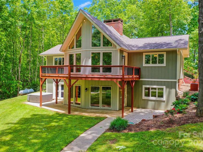 82 Sunburst Drive, Waynesville, NC 28786.  MLS# CAR4260464, YatesRealty ID 22062. 