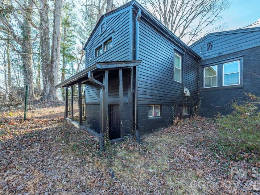 17 Springdale Avenue, Asheville, NC 28803.  MLS# CAR4382261, YatesRealty ID 22063. 