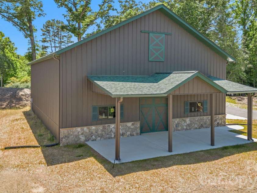 318 Heron Point Drive, Wilkesboro, NC 28697.  MLS# CAR4382408, YatesRealty ID 22066. 