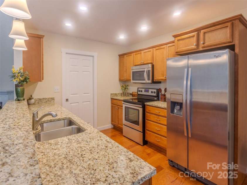 29 Kaylor Drive, Arden, NC 28704.  MLS# CAR4273411, YatesRealty ID 22068. Stainless steel appliances