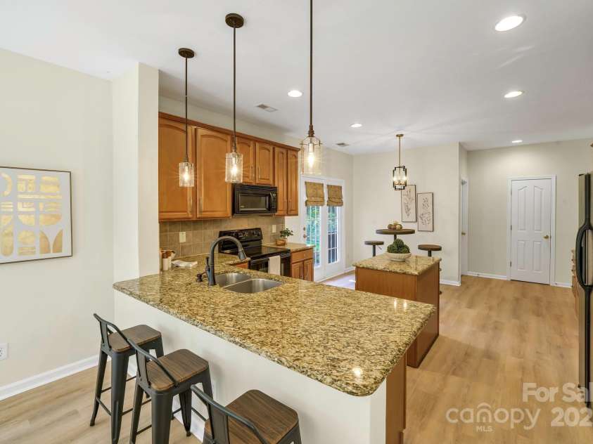 2907 Meherrin Court, Waxhaw, NC 28173.  MLS# CAR4150475, YatesRealty ID 2207. Kitchen with Bar