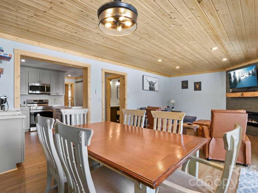 104 Sugar Ski Drive, Banner Elk, NC 28604.  MLS# CAR4382624, YatesRealty ID 22073. 