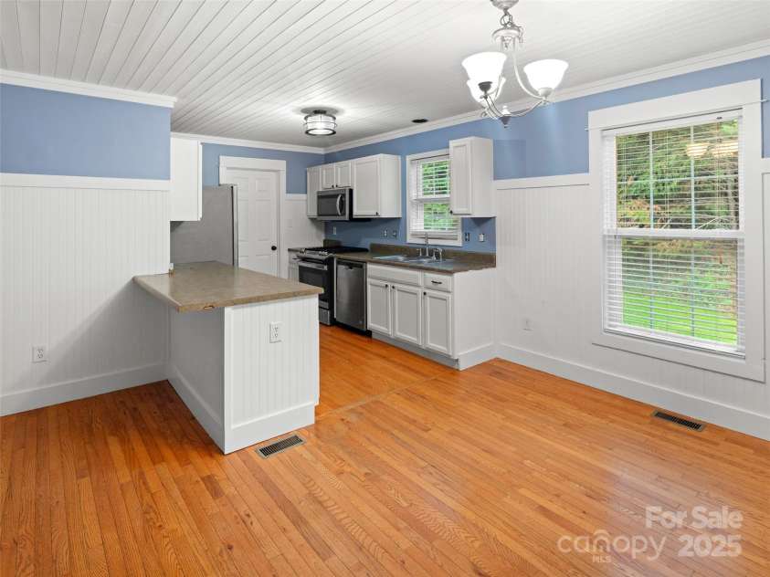 135 New Rockwood Road, Arden, NC 28704.  MLS# CAR4258222, YatesRealty ID 22073. 