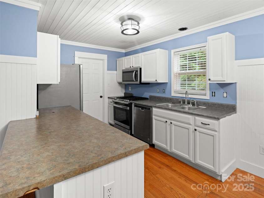 135 New Rockwood Road, Arden, NC 28704.  MLS# CAR4258222, YatesRealty ID 22073. 