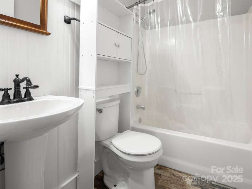 135 New Rockwood Road, Arden, NC 28704.  MLS# CAR4258222, YatesRealty ID 22073. 