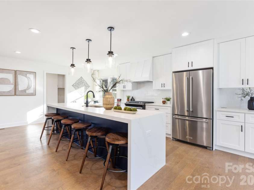 6401 Park South Drive, Charlotte, NC 28210.  MLS# CAR4382626, YatesRealty ID 22074. 