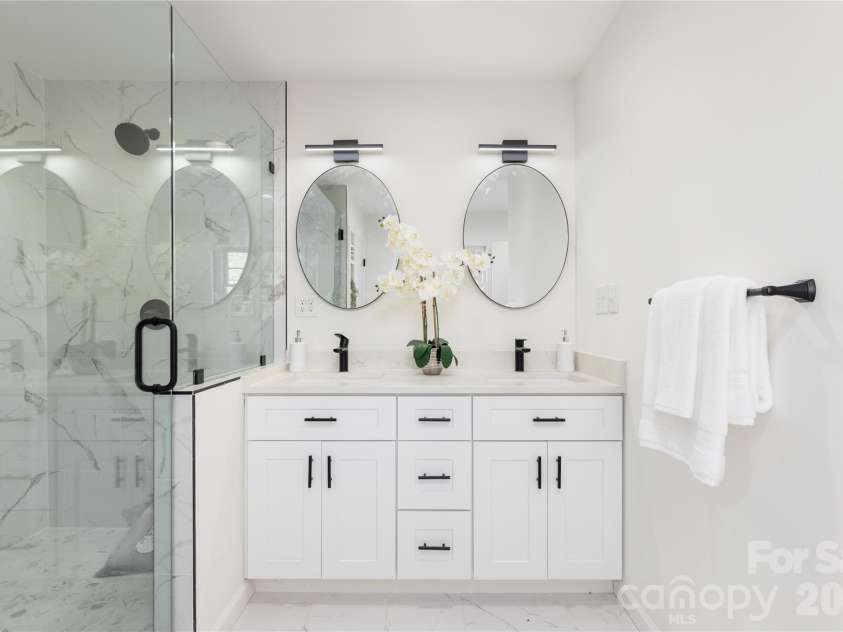 6401 Park South Drive, Charlotte, NC 28210.  MLS# CAR4382626, YatesRealty ID 22074. 
