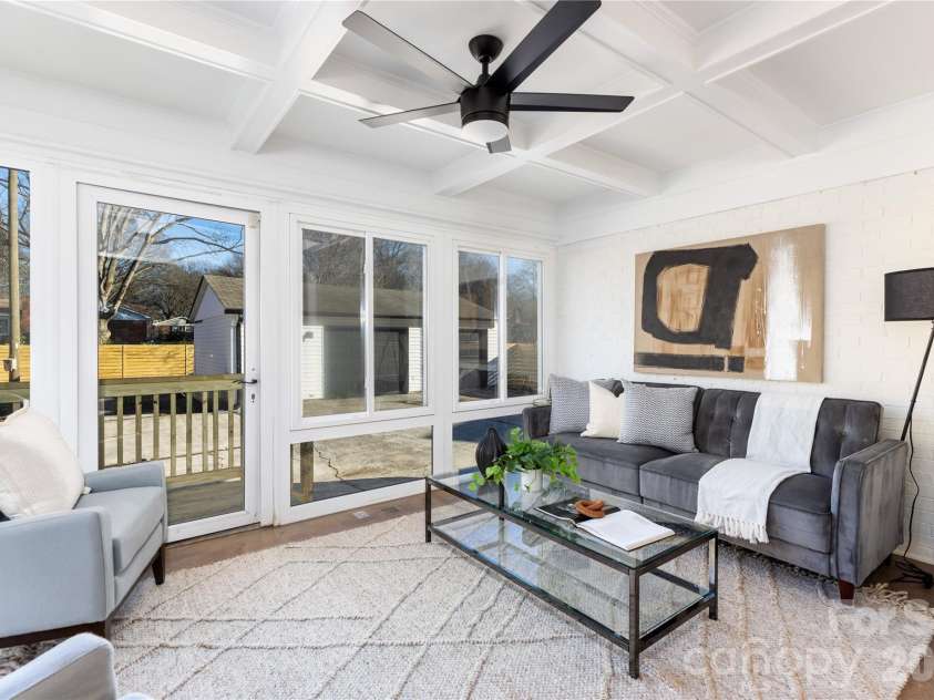 6401 Park South Drive, Charlotte, NC 28210.  MLS# CAR4382626, YatesRealty ID 22074. 