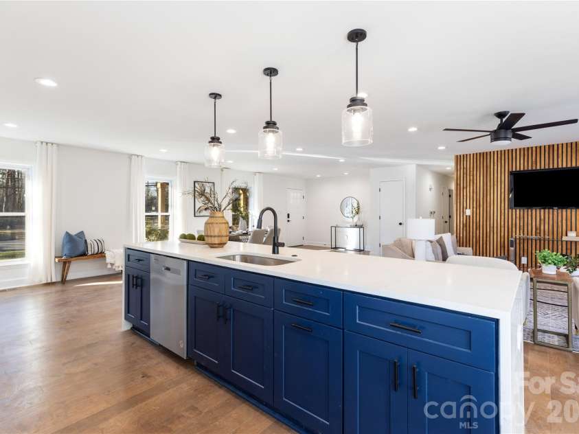 6401 Park South Drive, Charlotte, NC 28210.  MLS# CAR4382626, YatesRealty ID 22074. 