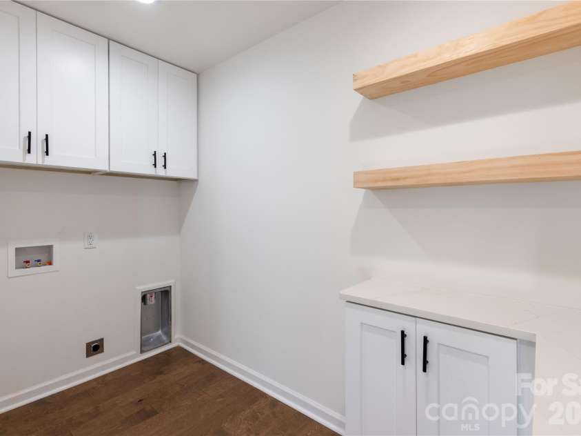 6401 Park South Drive, Charlotte, NC 28210.  MLS# CAR4382626, YatesRealty ID 22074. 