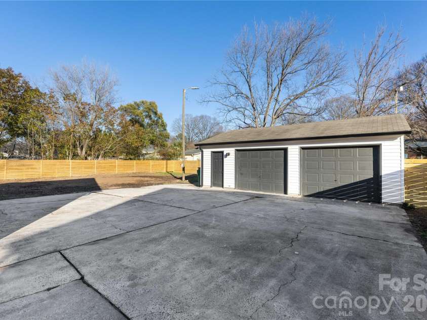 6401 Park South Drive, Charlotte, NC 28210.  MLS# CAR4382626, YatesRealty ID 22074. 