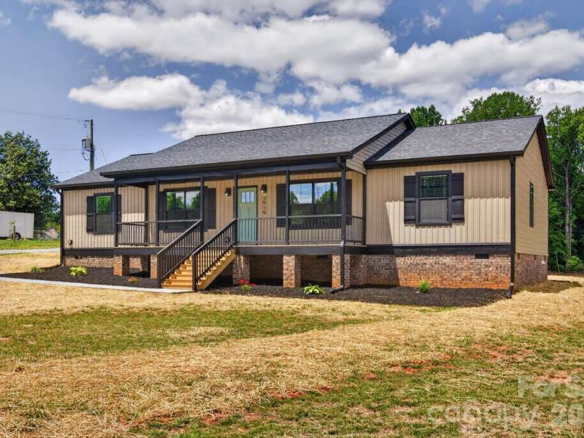 2979 Durant Drive, Winston Salem, NC 27107.  MLS# CAR4381963, YatesRealty ID 22075. 