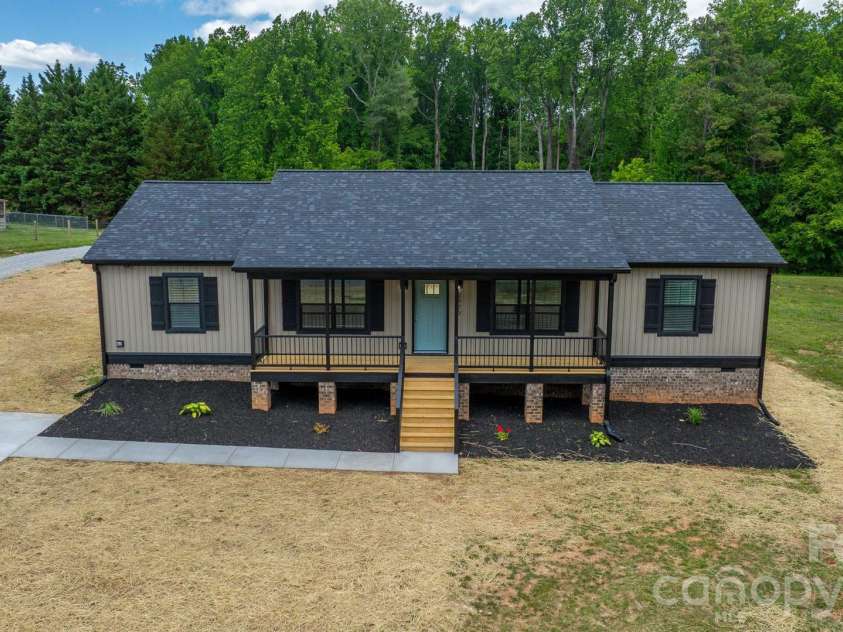 2979 Durant Drive, Winston Salem, NC 27107.  MLS# CAR4381963, YatesRealty ID 22075. 