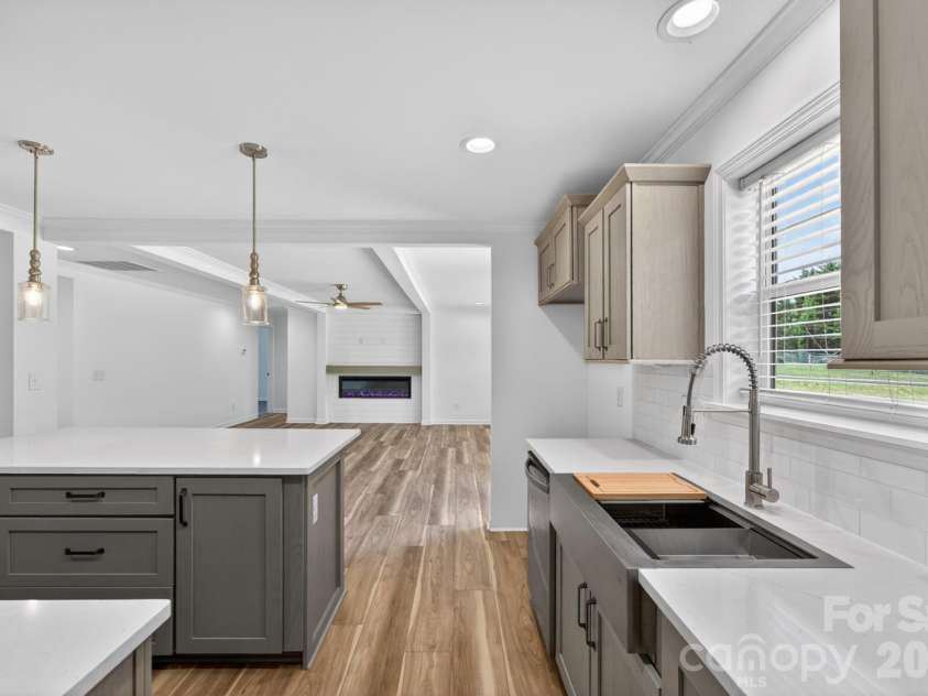 2979 Durant Drive, Winston Salem, NC 27107.  MLS# CAR4381963, YatesRealty ID 22075. 